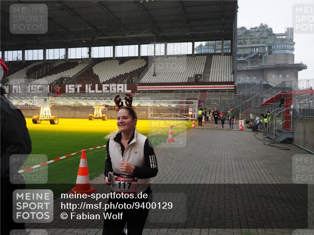 07.12.2025 - St. Pauli X-Mass-Run No. 15 Fabian Wolf http://msf.ph/oto/9400129 07.12.2025 11:05:00 Ziel 117, 128, 889, 1152, 1212, 1411, 4561, 4562, 4563, 4565, 4566, 4567, 4568, 4569, 4570, 4571, 4572, 4573, 4575, 4576, 4577, 4578 meine-sportfotos.de