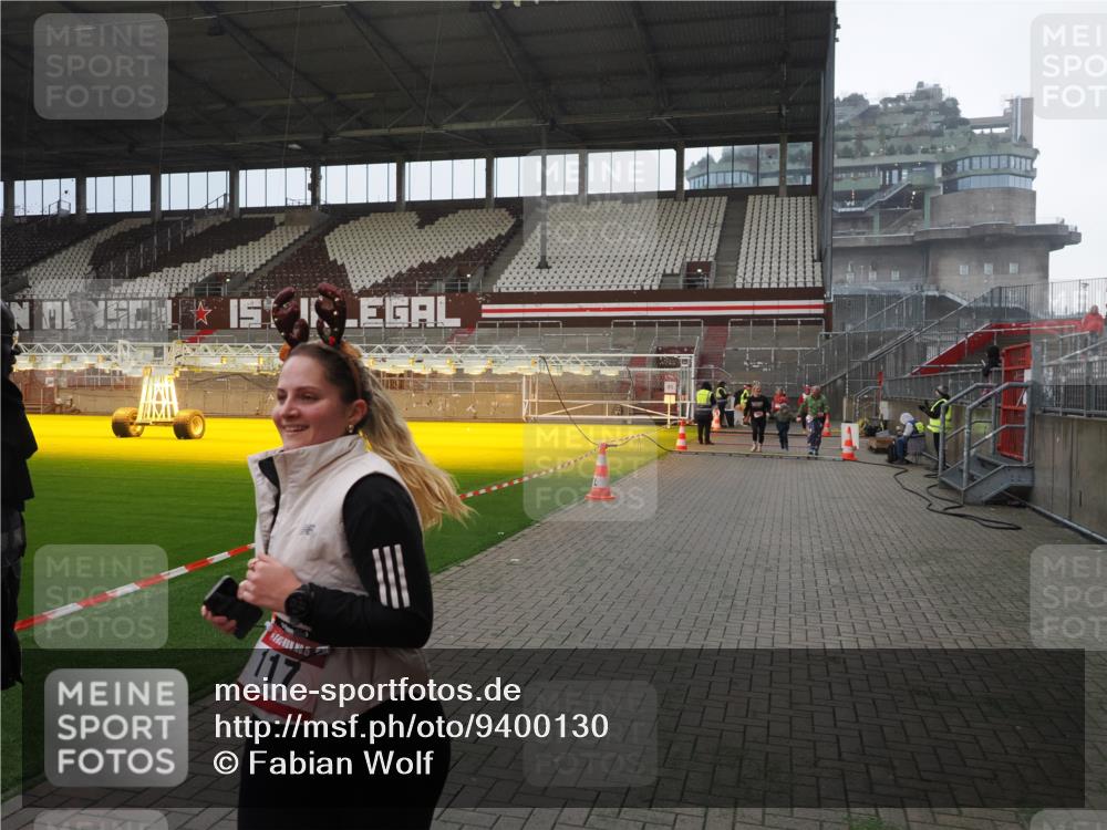 07.12.2025 - St. Pauli X-Mass-Run No. 15 Fabian Wolf http://msf.ph/oto/9400130 07.12.2025 11:05:01 Ziel 117, 128, 889, 1152, 1212, 1411, 4561, 4562, 4563, 4566, 4567, 4568, 4569, 4572, 4573, 4575, 4576, 4577, 4578 meine-sportfotos.de