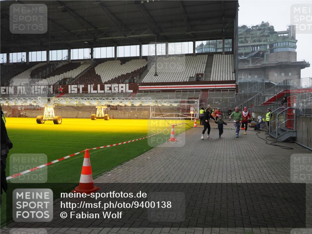 07.12.2025 - St. Pauli X-Mass-Run No. 15 Fabian Wolf http://msf.ph/oto/9400138 07.12.2025 11:05:04 Ziel 117, 128, 200, 201, 889, 1152, 1212, 1411, 4562, 4572, 4573, 4575, 4577 meine-sportfotos.de