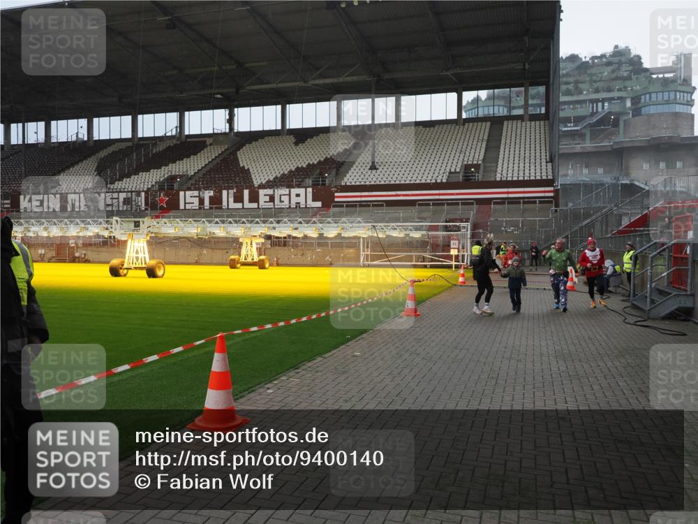 07.12.2025 - St. Pauli X-Mass-Run No. 15 Fabian Wolf http://msf.ph/oto/9400140 07.12.2025 11:05:04 Ziel 117, 128, 200, 201, 889, 1152, 1212, 1411, 4562, 4572, 4573, 4575, 4577 meine-sportfotos.de