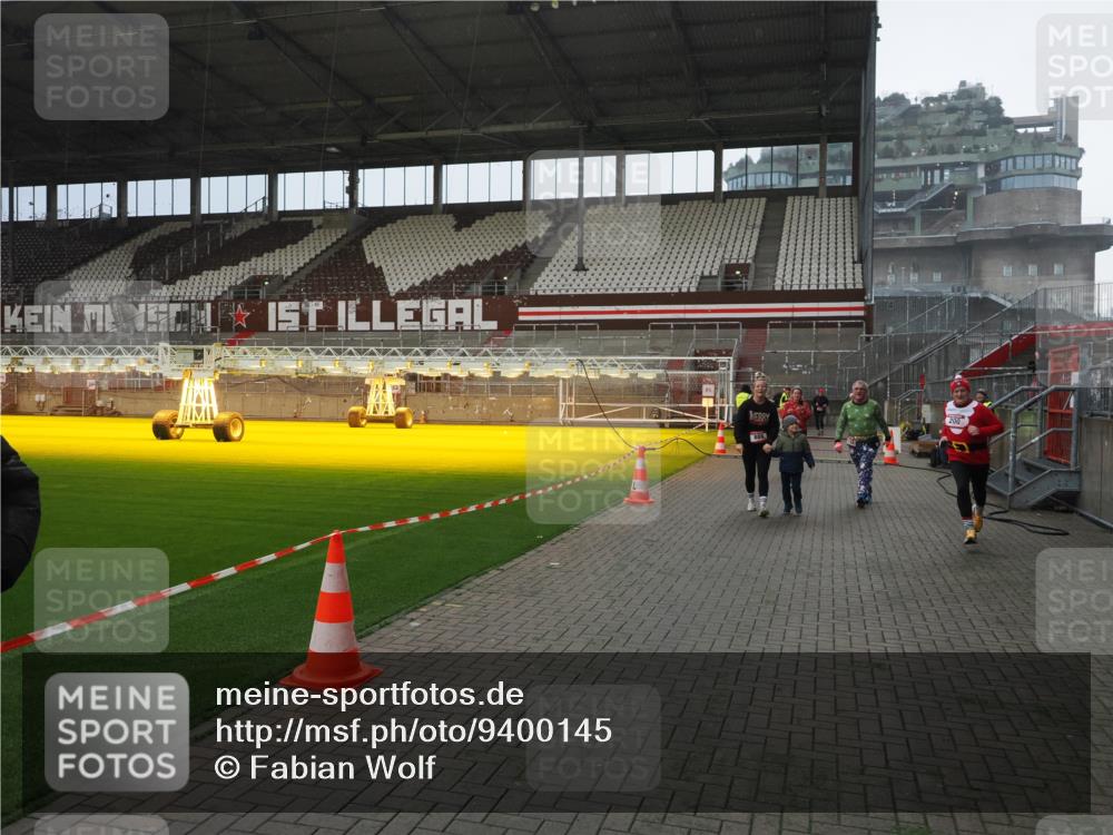07.12.2025 - St. Pauli X-Mass-Run No. 15 Fabian Wolf http://msf.ph/oto/9400145 07.12.2025 11:05:05 Ziel 117, 128, 200, 201, 889, 1152, 1212, 1411, 4562, 4572, 4575 meine-sportfotos.de