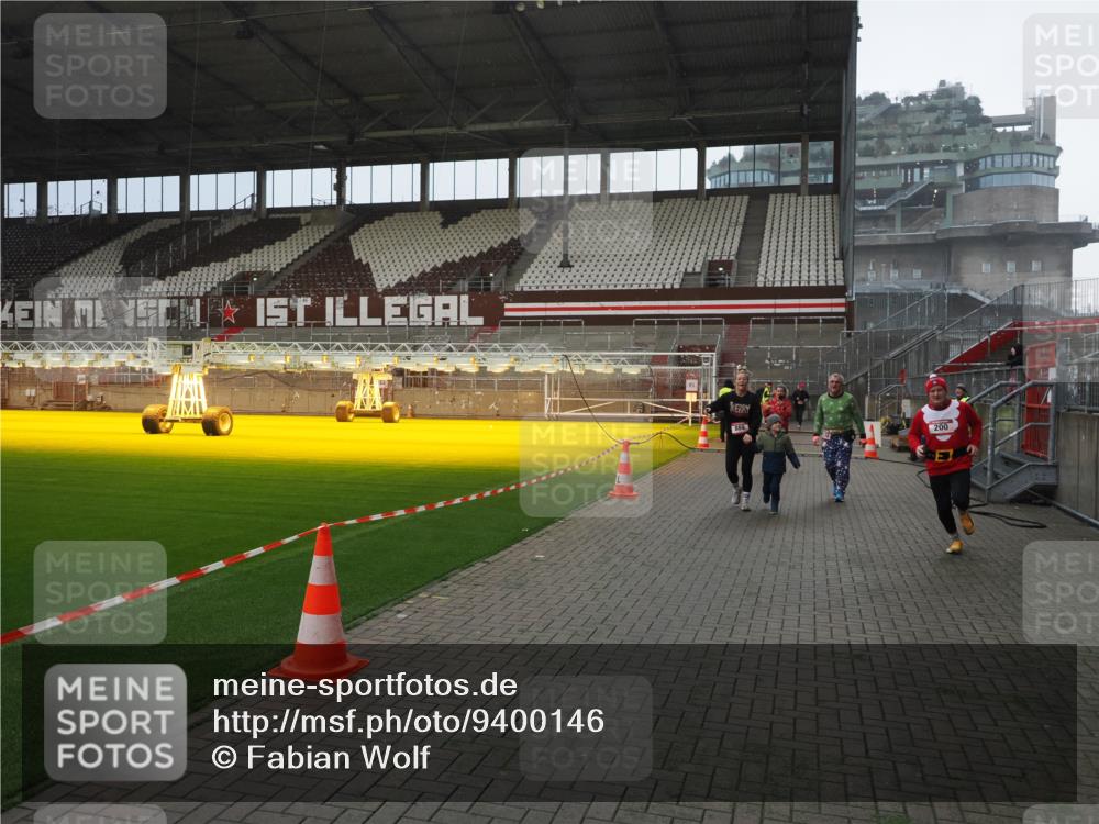 07.12.2025 - St. Pauli X-Mass-Run No. 15 Fabian Wolf http://msf.ph/oto/9400146 07.12.2025 11:05:05 Ziel 117, 128, 200, 201, 889, 1152, 1212, 1411, 4562, 4572, 4575 meine-sportfotos.de