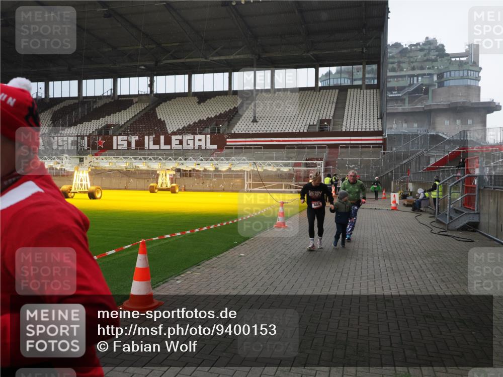 07.12.2025 - St. Pauli X-Mass-Run No. 15 Fabian Wolf http://msf.ph/oto/9400153 07.12.2025 11:05:07 Ziel 117, 128, 200, 201, 889, 1152, 1212, 1411 meine-sportfotos.de
