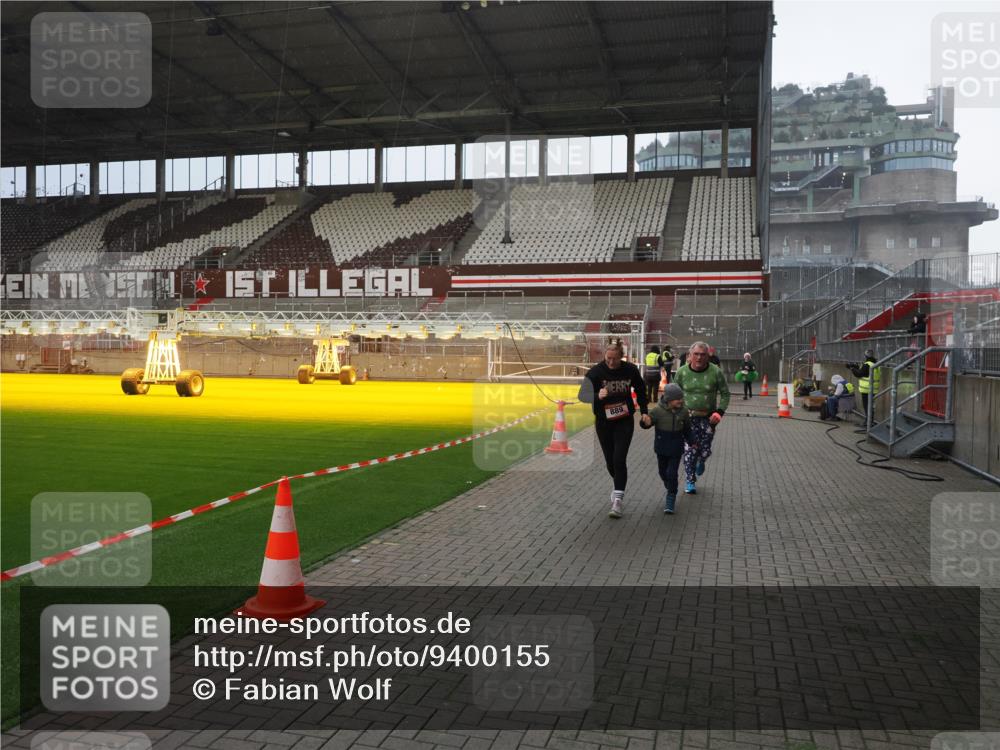 07.12.2025 - St. Pauli X-Mass-Run No. 15 Fabian Wolf http://msf.ph/oto/9400155 07.12.2025 11:05:07 Ziel 117, 128, 200, 201, 889, 1152, 1212, 1411 meine-sportfotos.de