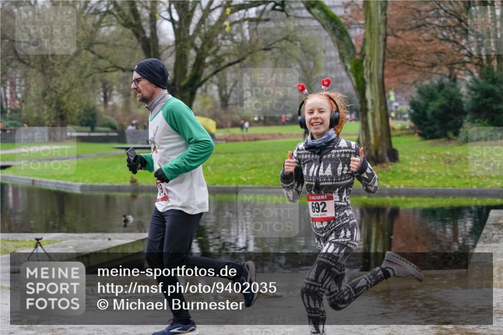 07.12.2025 - St. Pauli X-Mass-Run No. 15 Michael Burmester http://msf.ph/oto/9402035 07.12.2025 10:39:42 Laufen 15, 692 meine-sportfotos.de