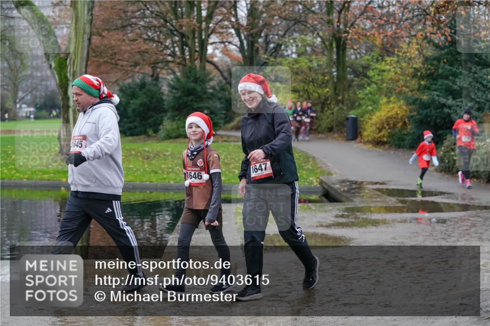 07.12.2025 - St. Pauli X-Mass-Run No. 15 Michael Burmester http://msf.ph/oto/9403615 07.12.2025 10:47:49 Laufen 1645, 1646, 1647 meine-sportfotos.de