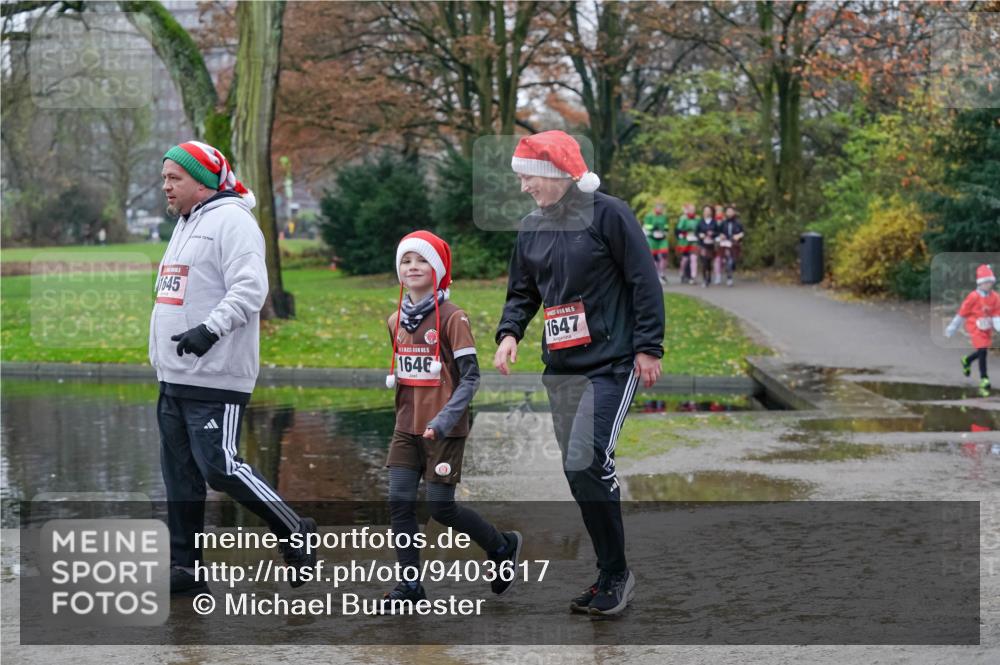 07.12.2025 - St. Pauli X-Mass-Run No. 15 Michael Burmester http://msf.ph/oto/9403617 07.12.2025 10:47:49 Laufen 1645, 1646, 15, 1647 meine-sportfotos.de