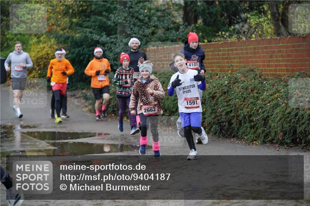 07.12.2025 - St. Pauli X-Mass-Run No. 15 Michael Burmester http://msf.ph/oto/9404187 07.12.2025 11:02:43 Laufen 551, 2064, 4101, 24, 25, 2662, 1591 meine-sportfotos.de