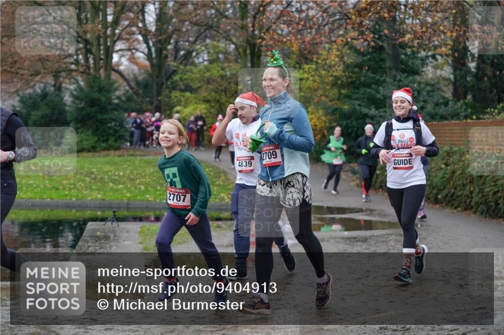 07.12.2025 - St. Pauli X-Mass-Run No. 15 Michael Burmester http://msf.ph/oto/9404913 07.12.2025 11:06:25 Laufen 2707, 4839, 2709 meine-sportfotos.de
