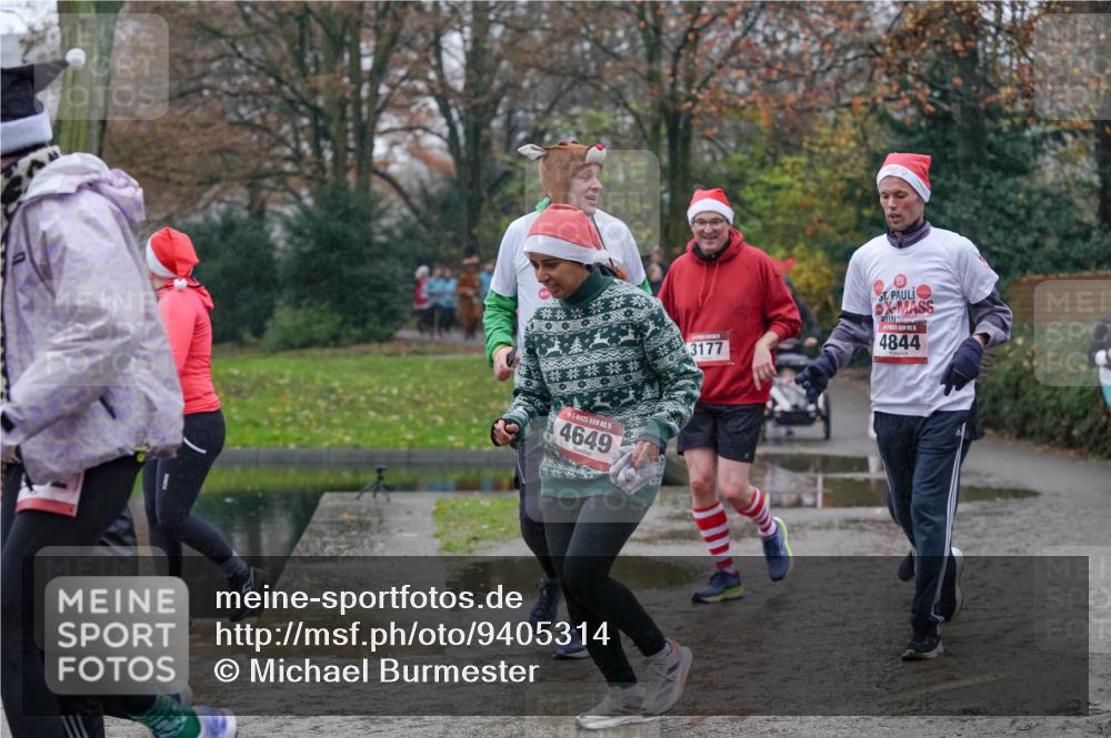 07.12.2025 - St. Pauli X-Mass-Run No. 15 Michael Burmester http://msf.ph/oto/9405314 07.12.2025 11:08:05 Laufen 15, 4649, 3177, 4844 meine-sportfotos.de