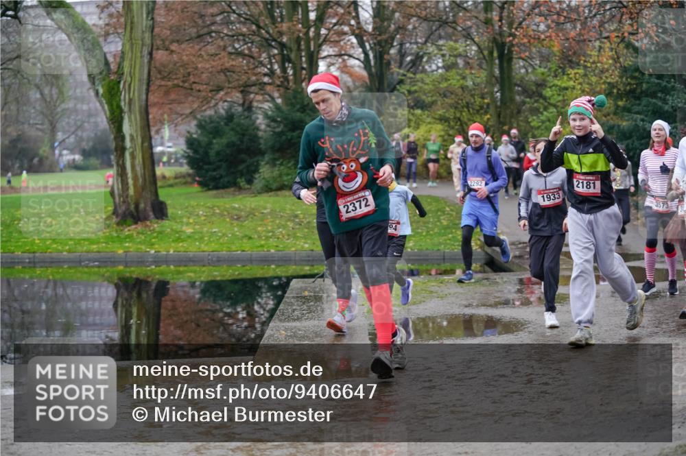 07.12.2025 - St. Pauli X-Mass-Run No. 15 Michael Burmester http://msf.ph/oto/9406647 07.12.2025 11:23:06 Laufen 2372, 94, 2292, 1933, 2181, 3573, 31 meine-sportfotos.de