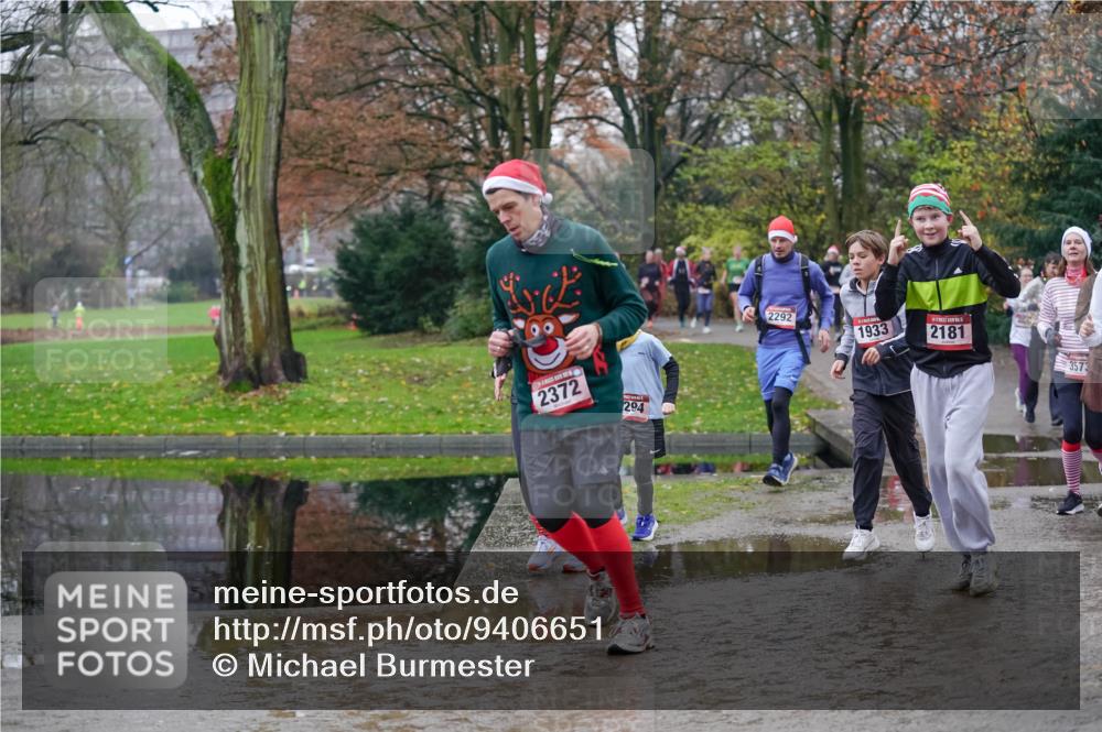 07.12.2025 - St. Pauli X-Mass-Run No. 15 Michael Burmester http://msf.ph/oto/9406651 07.12.2025 11:23:06 Laufen 2372, 294, 2292, 1933, 2181, 3573 meine-sportfotos.de