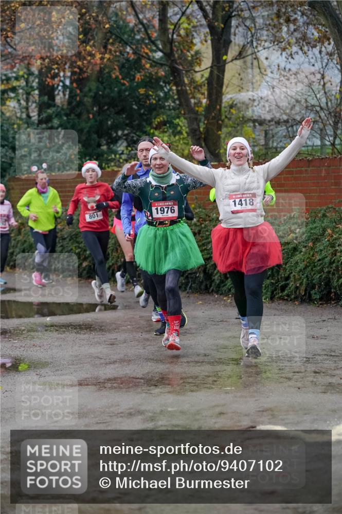 07.12.2025 - St. Pauli X-Mass-Run No. 15 Michael Burmester http://msf.ph/oto/9407102 07.12.2025 09:40:50 Laufen 801, 1976, 1418 meine-sportfotos.de