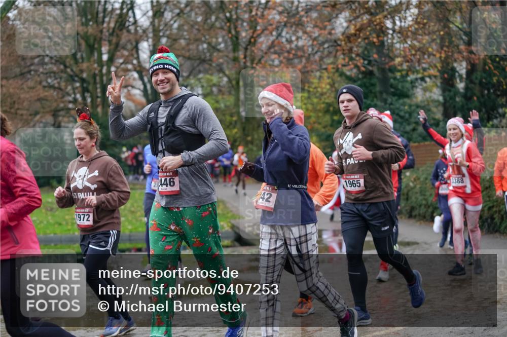 07.12.2025 - St. Pauli X-Mass-Run No. 15 Michael Burmester http://msf.ph/oto/9407253 07.12.2025 11:24:31 Laufen 1972, 15, 446, 442, 1965, 3388 meine-sportfotos.de