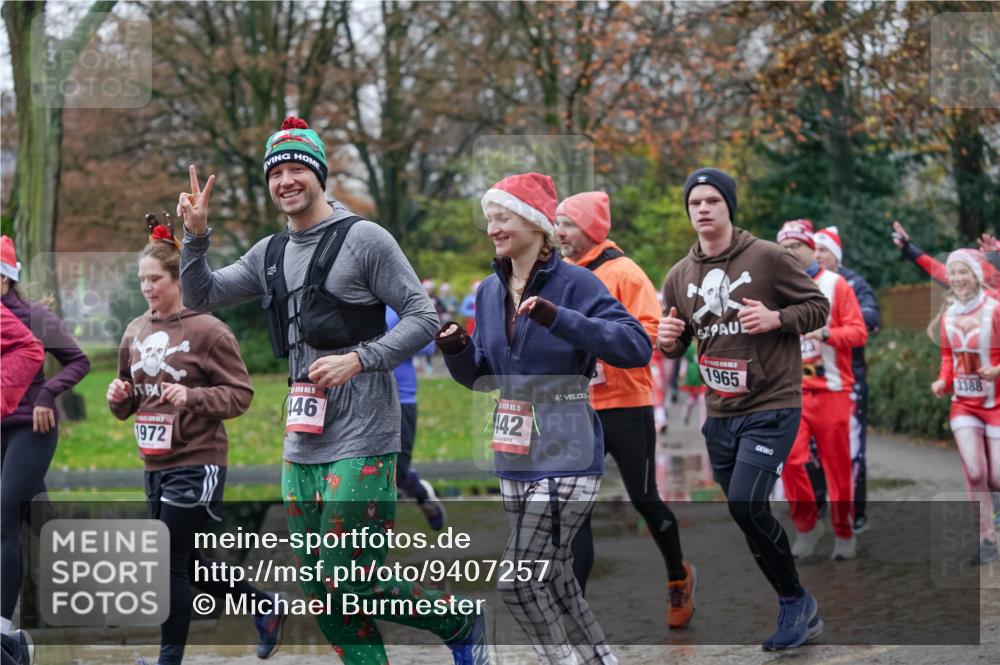 07.12.2025 - St. Pauli X-Mass-Run No. 15 Michael Burmester http://msf.ph/oto/9407257 07.12.2025 11:24:32 Laufen 15, 1972, 46, 15, 42, 1965, 3388 meine-sportfotos.de