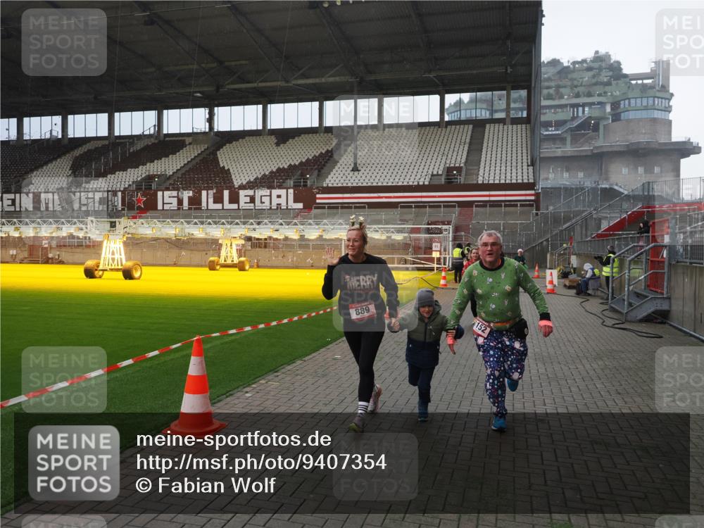 07.12.2025 - St. Pauli X-Mass-Run No. 15 Fabian Wolf http://msf.ph/oto/9407354 07.12.2025 11:05:08 Ziel 117, 128, 200, 201, 889, 1152, 1212, 1411, 1630 meine-sportfotos.de