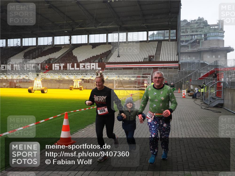 07.12.2025 - St. Pauli X-Mass-Run No. 15 Fabian Wolf http://msf.ph/oto/9407360 07.12.2025 11:05:09 Ziel 117, 128, 200, 201, 889, 1152, 1630 meine-sportfotos.de