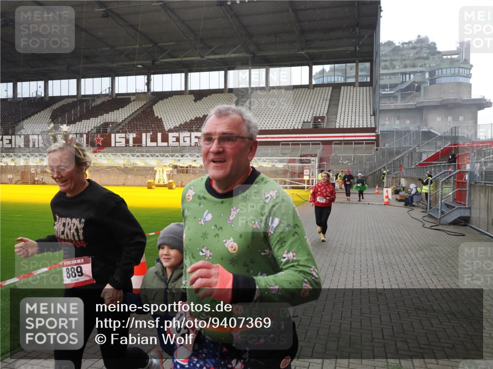 07.12.2025 - St. Pauli X-Mass-Run No. 15 Fabian Wolf http://msf.ph/oto/9407369 07.12.2025 11:05:09 Ziel 117, 128, 200, 201, 889, 1152, 1630 meine-sportfotos.de
