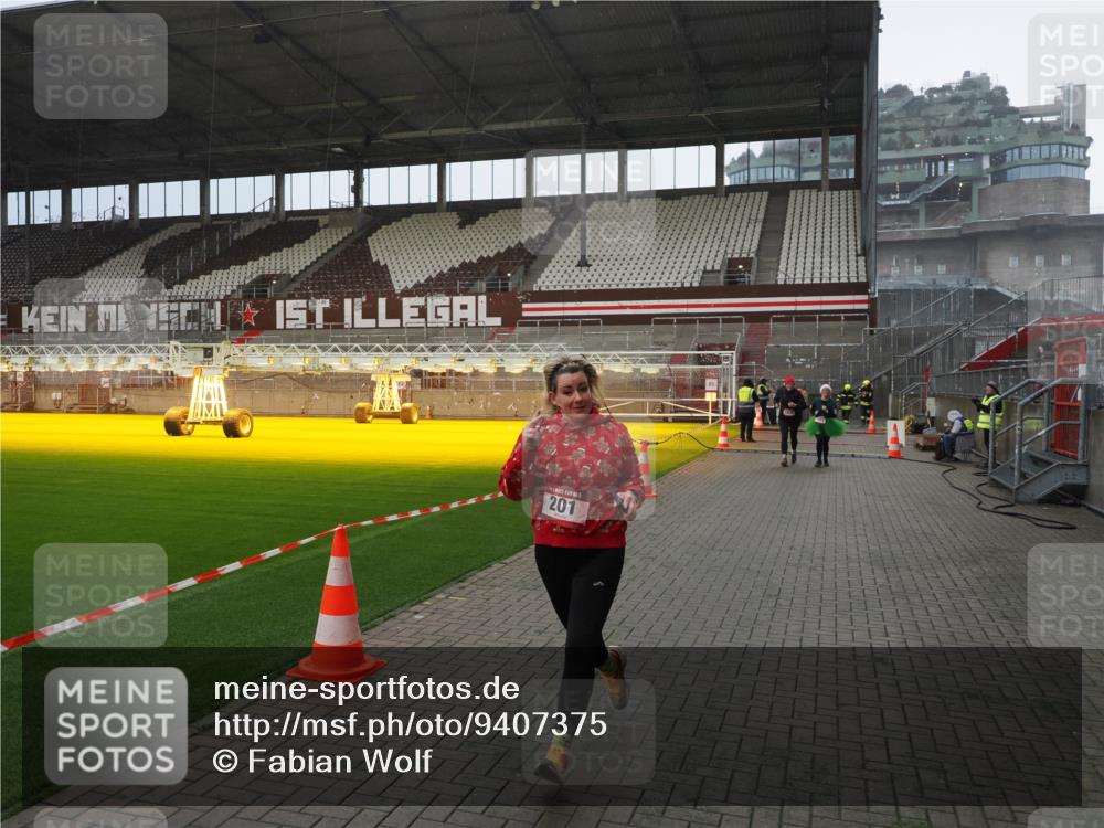 07.12.2025 - St. Pauli X-Mass-Run No. 15 Fabian Wolf http://msf.ph/oto/9407375 07.12.2025 11:05:11 Ziel 200, 201, 889, 1152, 1492, 1630 meine-sportfotos.de
