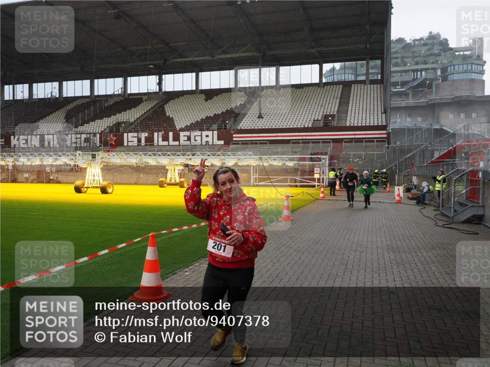 07.12.2025 - St. Pauli X-Mass-Run No. 15 Fabian Wolf http://msf.ph/oto/9407378 07.12.2025 11:05:12 Ziel 200, 201, 889, 1152, 1492, 1630 meine-sportfotos.de
