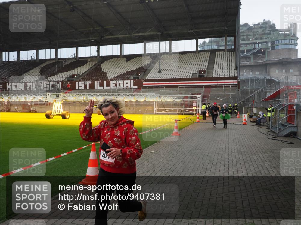 07.12.2025 - St. Pauli X-Mass-Run No. 15 Fabian Wolf http://msf.ph/oto/9407381 07.12.2025 11:05:12 Ziel 200, 201, 889, 1152, 1492, 1630 meine-sportfotos.de