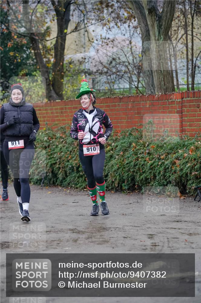 07.12.2025 - St. Pauli X-Mass-Run No. 15 Michael Burmester http://msf.ph/oto/9407382 07.12.2025 09:41:42 Laufen 911, 15, 910 meine-sportfotos.de