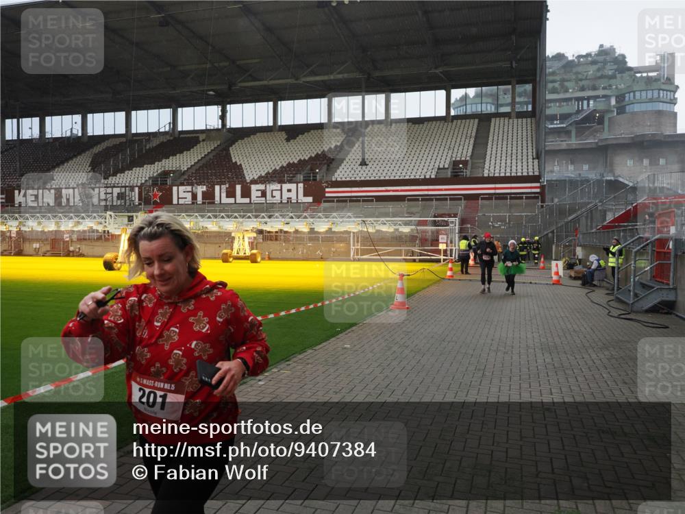 07.12.2025 - St. Pauli X-Mass-Run No. 15 Fabian Wolf http://msf.ph/oto/9407384 07.12.2025 11:05:12 Ziel 200, 201, 889, 1152, 1492, 1630 meine-sportfotos.de