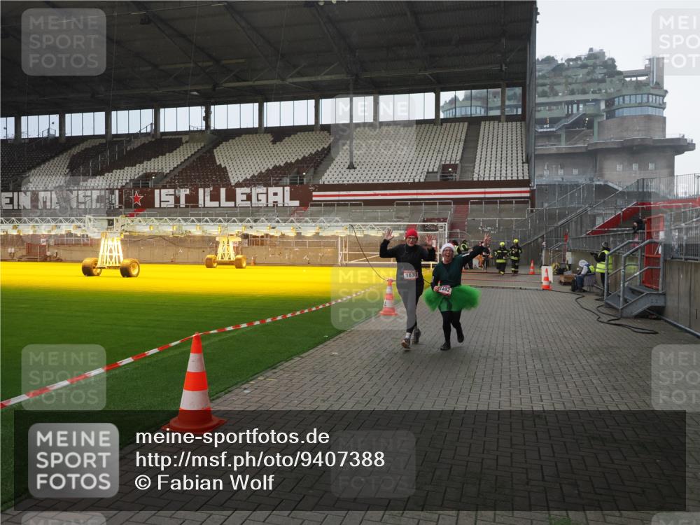 07.12.2025 - St. Pauli X-Mass-Run No. 15 Fabian Wolf http://msf.ph/oto/9407388 07.12.2025 11:05:15 Ziel 200, 201, 889, 1152, 1492, 1630 meine-sportfotos.de