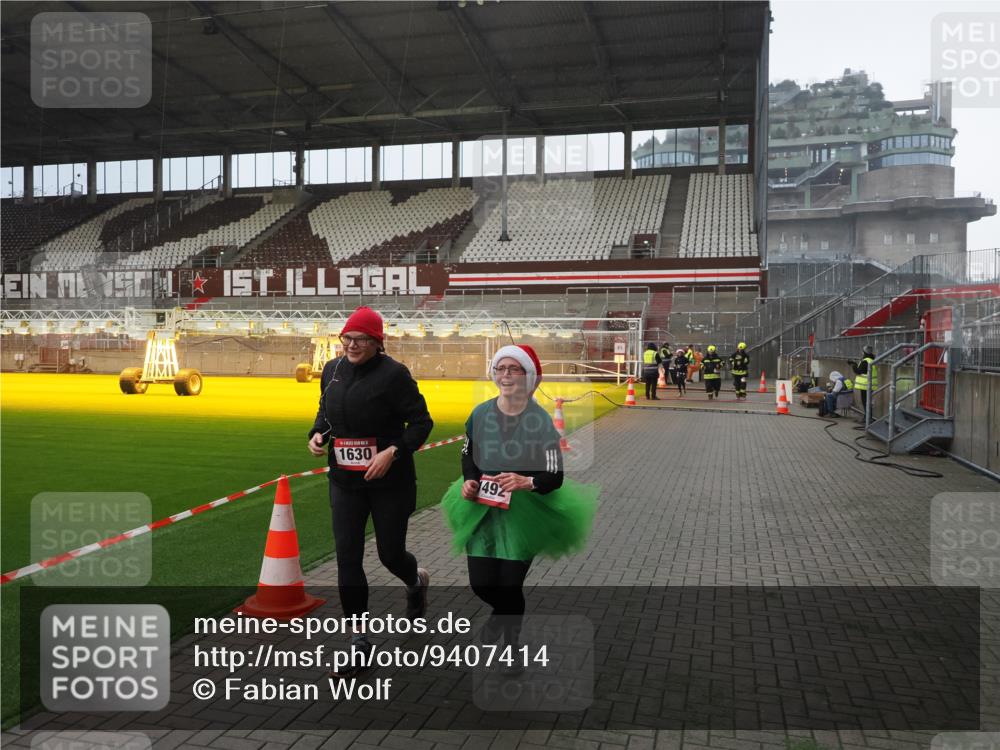 07.12.2025 - St. Pauli X-Mass-Run No. 15 Fabian Wolf http://msf.ph/oto/9407414 07.12.2025 11:05:17 Ziel 200, 201, 434, 889, 1152, 1492, 1600, 1630 meine-sportfotos.de