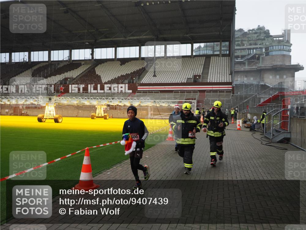 07.12.2025 - St. Pauli X-Mass-Run No. 15 Fabian Wolf http://msf.ph/oto/9407439 07.12.2025 11:05:25 Ziel 434, 1311, 1492, 1600, 1630 meine-sportfotos.de