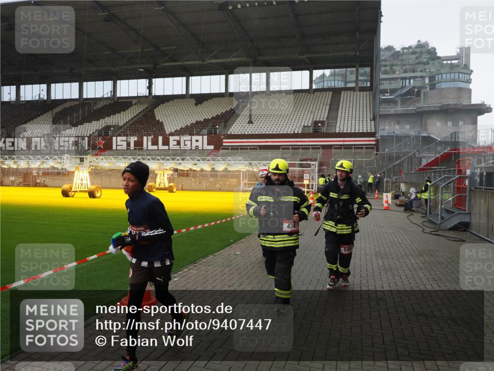 07.12.2025 - St. Pauli X-Mass-Run No. 15 Fabian Wolf http://msf.ph/oto/9407447 07.12.2025 11:05:26 Ziel 434, 1311, 1492, 1600, 1630 meine-sportfotos.de