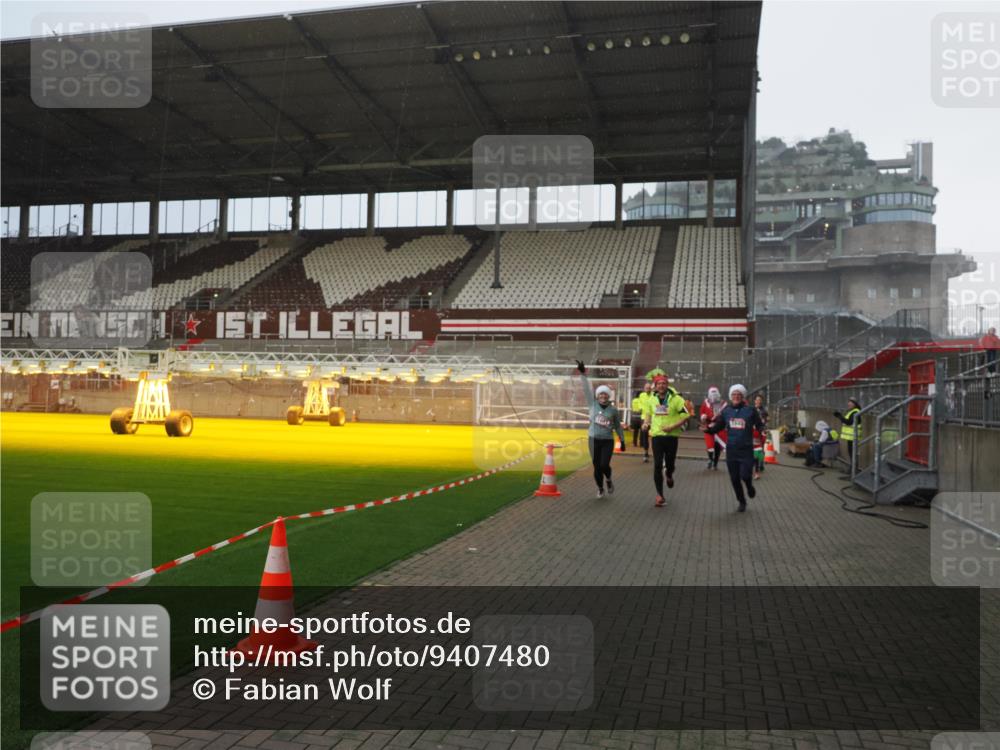 07.12.2025 - St. Pauli X-Mass-Run No. 15 Fabian Wolf http://msf.ph/oto/9407480 07.12.2025 11:05:35 Ziel 199, 434, 831, 1046, 1049, 1311, 1600, 1840, 1841, 2006, 2884 meine-sportfotos.de