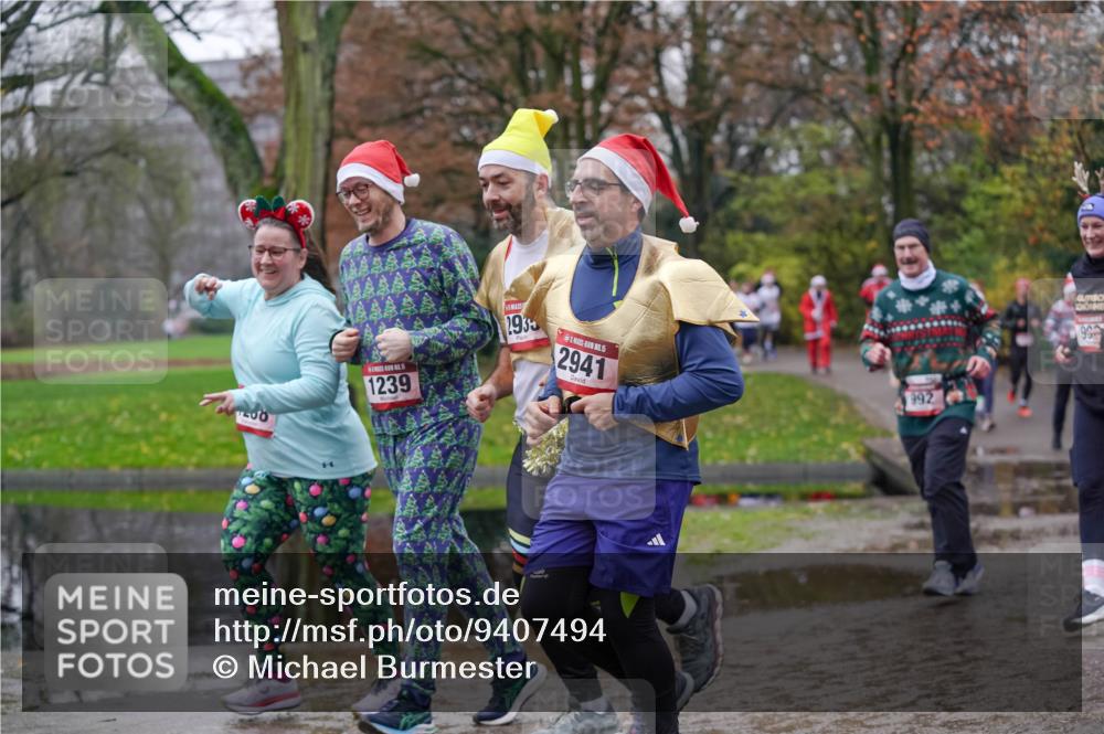 07.12.2025 - St. Pauli X-Mass-Run No. 15 Michael Burmester http://msf.ph/oto/9407494 07.12.2025 11:24:52 Laufen 1239, 2933, 1, 2941, 992 meine-sportfotos.de