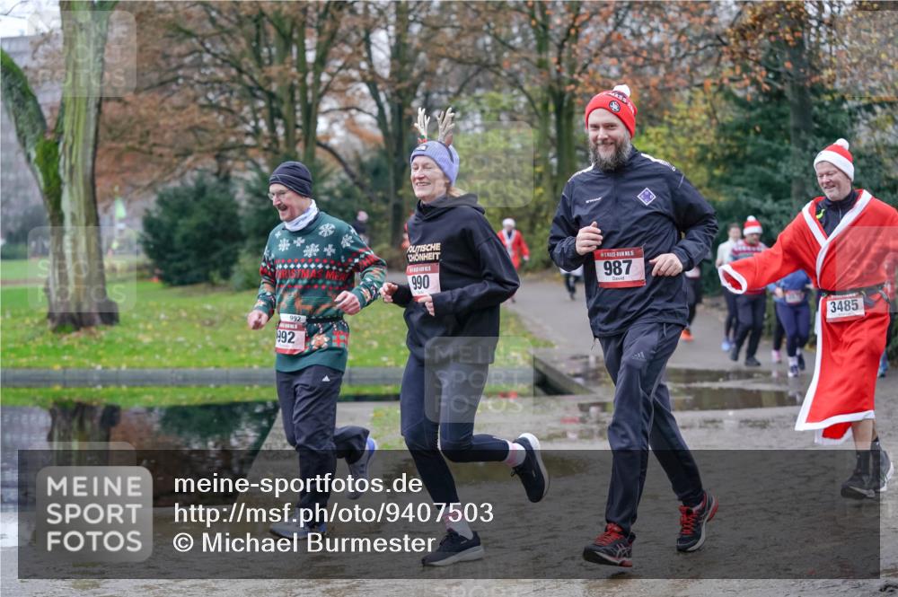 07.12.2025 - St. Pauli X-Mass-Run No. 15 Michael Burmester http://msf.ph/oto/9407503 07.12.2025 11:24:53 Laufen 992, 992, 990, 15, 987, 3485 meine-sportfotos.de