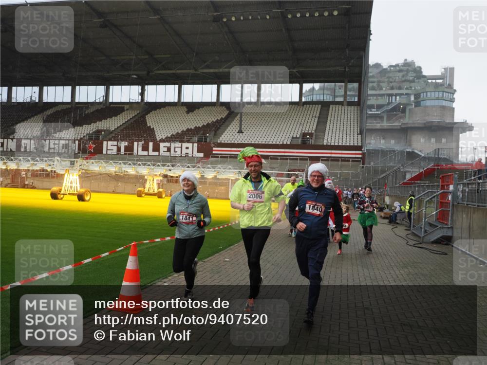 07.12.2025 - St. Pauli X-Mass-Run No. 15 Fabian Wolf http://msf.ph/oto/9407520 07.12.2025 11:05:37 Ziel 199, 434, 831, 1046, 1049, 1311, 1600, 1840, 1841, 2006, 2884 meine-sportfotos.de