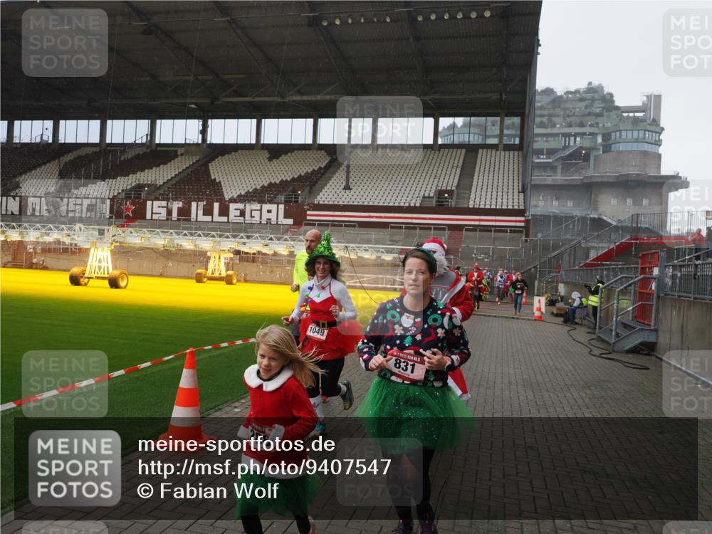 07.12.2025 - St. Pauli X-Mass-Run No. 15 Fabian Wolf http://msf.ph/oto/9407547 07.12.2025 11:05:40 Ziel 199, 831, 1046, 1049, 1196, 1311, 1840, 1841, 2006, 2254, 2884 meine-sportfotos.de