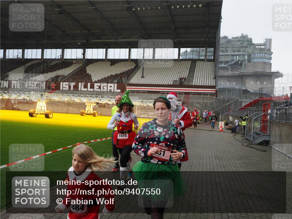 07.12.2025 - St. Pauli X-Mass-Run No. 15 Fabian Wolf http://msf.ph/oto/9407550 07.12.2025 11:05:40 Ziel 199, 831, 1046, 1049, 1196, 1311, 1840, 1841, 2006, 2254, 2884 meine-sportfotos.de