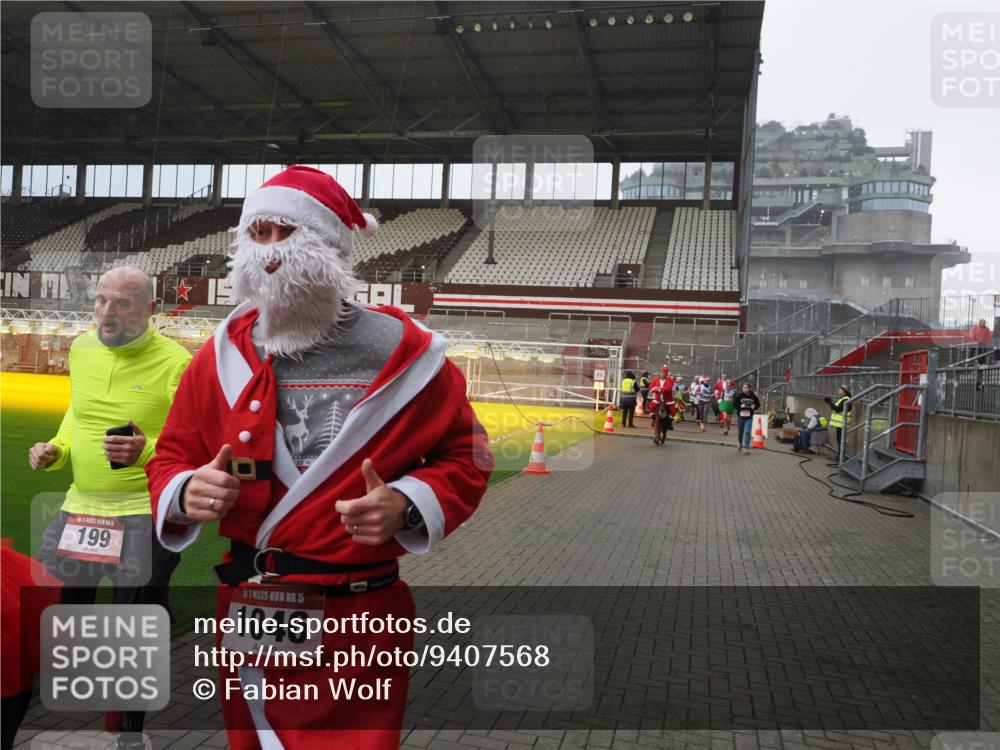 07.12.2025 - St. Pauli X-Mass-Run No. 15 Fabian Wolf http://msf.ph/oto/9407568 07.12.2025 11:05:41 Ziel 199, 831, 932, 1046, 1049, 1092, 1196, 1840, 1841, 2006, 2254, 2884 meine-sportfotos.de