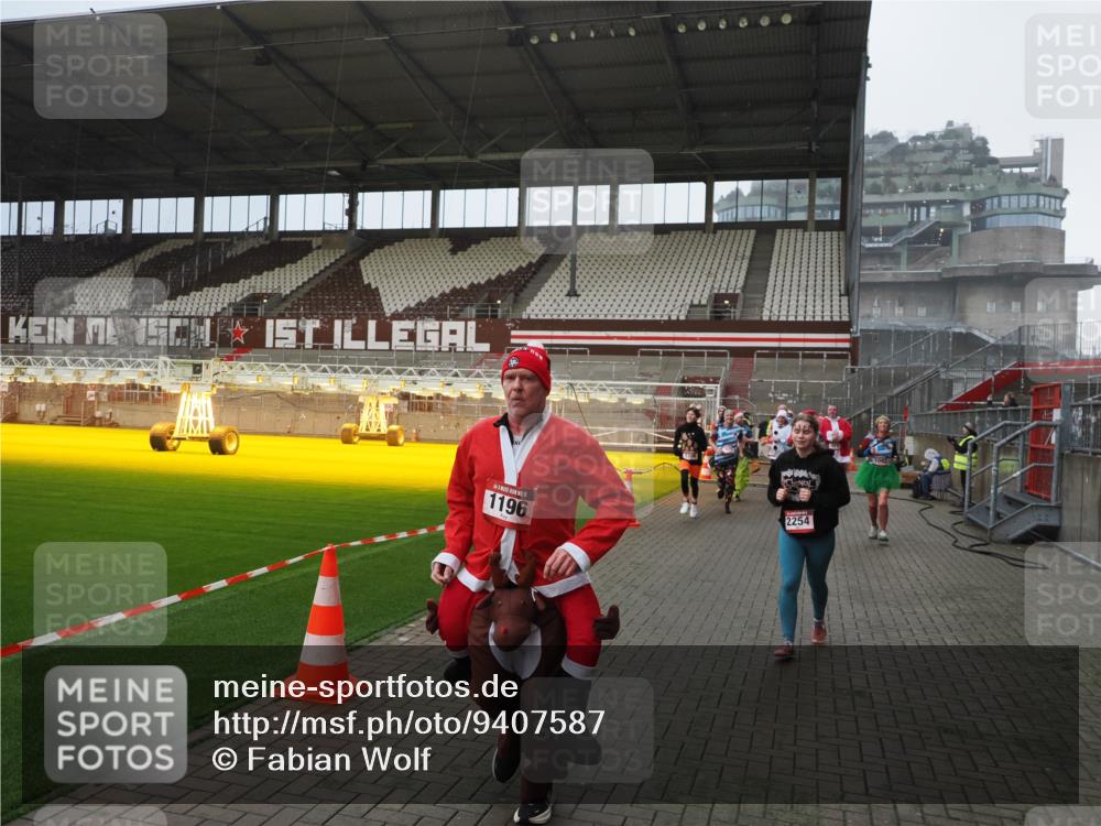 07.12.2025 - St. Pauli X-Mass-Run No. 15 Fabian Wolf http://msf.ph/oto/9407587 07.12.2025 11:05:47 Ziel 199, 831, 924, 925, 927, 929, 932, 973, 1046, 1049, 1092, 1196, 1208, 1428, 1432, 1840, 1841, 2006, 2254, 2884, 3272, 3278 meine-sportfotos.de