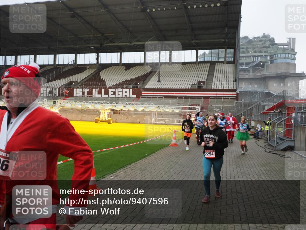 07.12.2025 - St. Pauli X-Mass-Run No. 15 Fabian Wolf http://msf.ph/oto/9407596 07.12.2025 11:05:47 Ziel 199, 831, 924, 925, 927, 929, 932, 973, 1046, 1049, 1092, 1196, 1208, 1428, 1432, 1840, 1841, 2006, 2254, 2884, 3272, 3278 meine-sportfotos.de