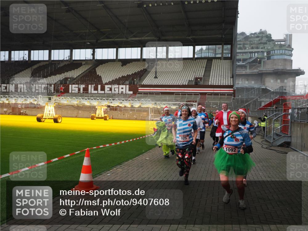 07.12.2025 - St. Pauli X-Mass-Run No. 15 Fabian Wolf http://msf.ph/oto/9407608 07.12.2025 11:05:51 Ziel 199, 298, 300, 659, 831, 924, 925, 927, 929, 932, 973, 1046, 1049, 1092, 1196, 1208, 1428, 1432, 1608, 2254, 2884, 3272, 3278 meine-sportfotos.de
