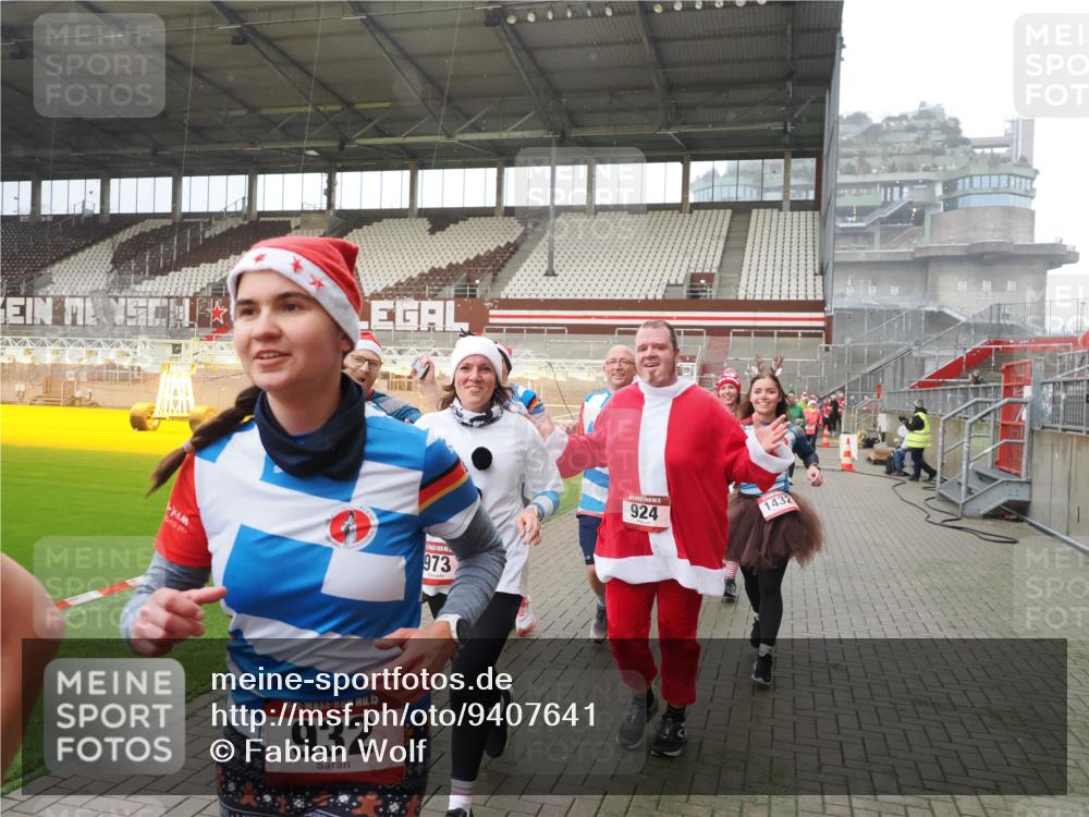 07.12.2025 - St. Pauli X-Mass-Run No. 15 Fabian Wolf http://msf.ph/oto/9407641 07.12.2025 11:05:53 Ziel 298, 300, 659, 831, 924, 925, 927, 929, 932, 973, 1092, 1196, 1208, 1428, 1432, 1608, 2254, 3272, 3278 meine-sportfotos.de