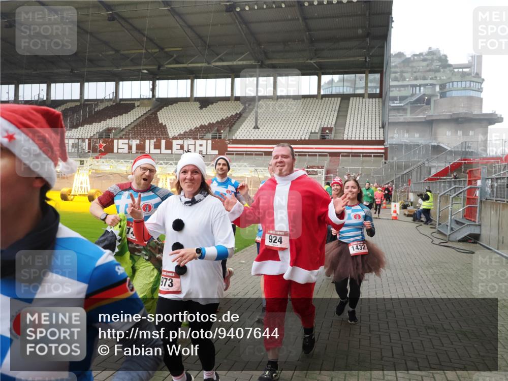07.12.2025 - St. Pauli X-Mass-Run No. 15 Fabian Wolf http://msf.ph/oto/9407644 07.12.2025 11:05:53 Ziel 298, 300, 659, 831, 924, 925, 927, 929, 932, 973, 1092, 1196, 1208, 1428, 1432, 1608, 2254, 3272, 3278 meine-sportfotos.de