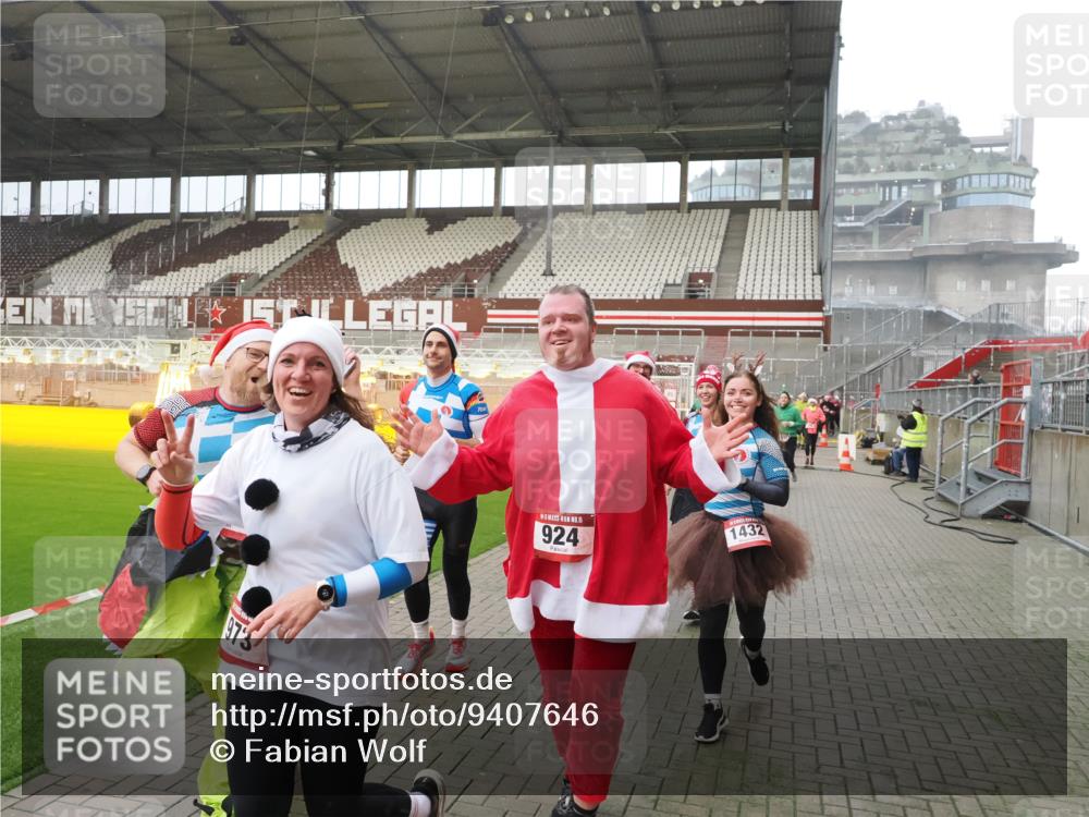 07.12.2025 - St. Pauli X-Mass-Run No. 15 Fabian Wolf http://msf.ph/oto/9407646 07.12.2025 11:05:53 Ziel 298, 300, 659, 831, 924, 925, 927, 929, 932, 973, 1092, 1196, 1208, 1428, 1432, 1608, 2254, 3272, 3278 meine-sportfotos.de