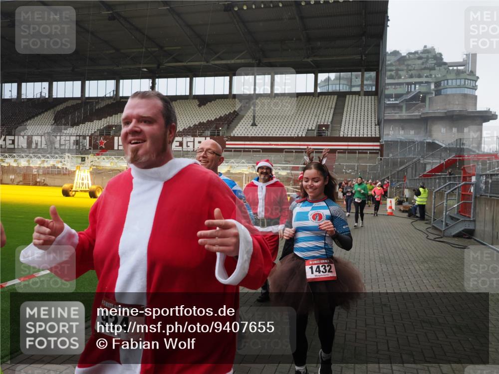 07.12.2025 - St. Pauli X-Mass-Run No. 15 Fabian Wolf http://msf.ph/oto/9407655 07.12.2025 11:05:54 Ziel 92, 298, 300, 659, 924, 925, 927, 929, 932, 973, 1025, 1092, 1196, 1208, 1428, 1432, 1608, 2254, 3272, 3278 meine-sportfotos.de