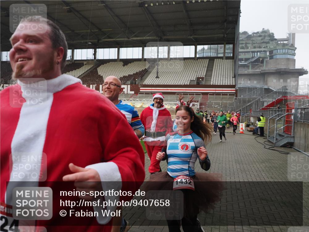 07.12.2025 - St. Pauli X-Mass-Run No. 15 Fabian Wolf http://msf.ph/oto/9407658 07.12.2025 11:05:54 Ziel 92, 298, 300, 659, 924, 925, 927, 929, 932, 973, 1025, 1092, 1196, 1208, 1428, 1432, 1608, 2254, 3272, 3278 meine-sportfotos.de