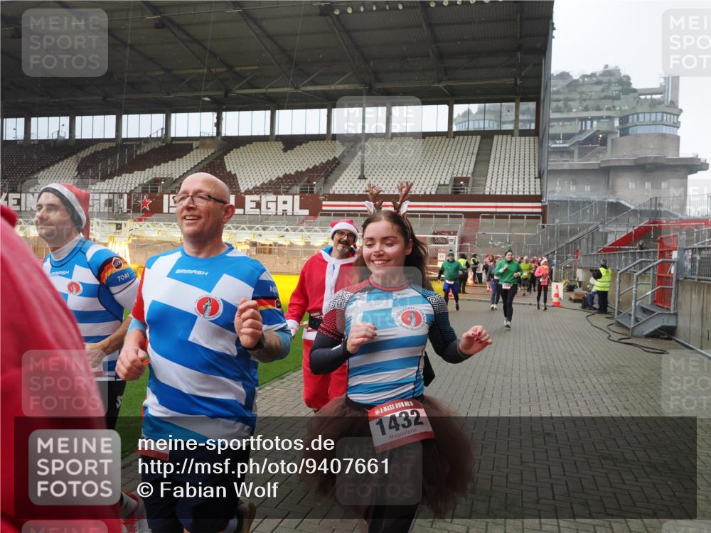 07.12.2025 - St. Pauli X-Mass-Run No. 15 Fabian Wolf http://msf.ph/oto/9407661 07.12.2025 11:05:54 Ziel 92, 298, 300, 659, 924, 925, 927, 929, 932, 973, 1025, 1092, 1196, 1208, 1428, 1432, 1608, 2254, 3272, 3278 meine-sportfotos.de