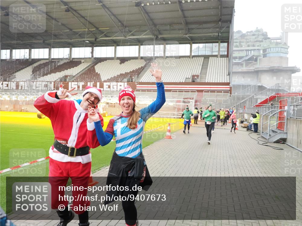 07.12.2025 - St. Pauli X-Mass-Run No. 15 Fabian Wolf http://msf.ph/oto/9407673 07.12.2025 11:05:55 Ziel 92, 298, 300, 659, 693, 924, 925, 927, 929, 932, 973, 1024, 1025, 1092, 1196, 1208, 1428, 1432, 1608, 1648, 2254, 3272, 3278 meine-sportfotos.de