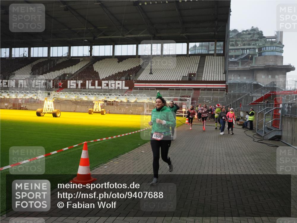 07.12.2025 - St. Pauli X-Mass-Run No. 15 Fabian Wolf http://msf.ph/oto/9407688 07.12.2025 11:05:58 Ziel 92, 298, 300, 659, 693, 854, 858, 878, 920, 924, 925, 927, 929, 932, 944, 973, 1024, 1025, 1092, 1196, 1208, 1428, 1432, 1608, 1648, 2243, 2245, 2254, 3272, 3278 meine-sportfotos.de