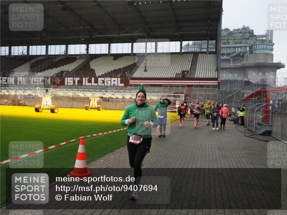 07.12.2025 - St. Pauli X-Mass-Run No. 15 Fabian Wolf http://msf.ph/oto/9407694 07.12.2025 11:05:58 Ziel 92, 298, 300, 659, 693, 854, 858, 878, 920, 924, 925, 927, 929, 932, 944, 973, 1024, 1025, 1092, 1196, 1208, 1428, 1432, 1608, 1648, 2243, 2245, 2254, 3272, 3278 meine-sportfotos.de